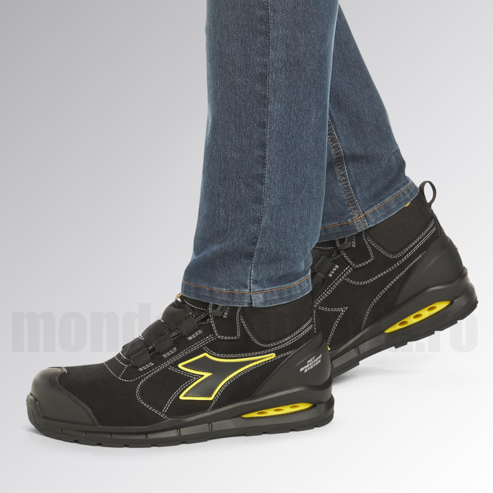 Bocanci usori, respirabili, de protectie DIADORA Run Net Airbox MASTER Boa